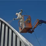 RB naves industriales recursos persona realizando trabajo de fachada