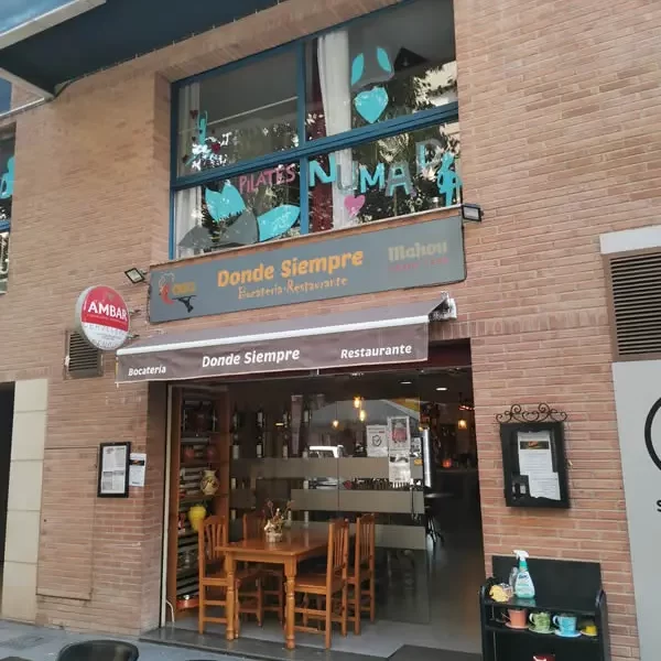 Fachada de restaurante con acabado profesional