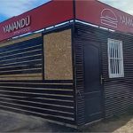 Diseño en color rojo para la fachada de Yamandú con estilo único