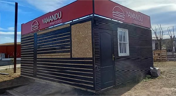 Diseño en color rojo para la fachada de Yamandú con estilo único