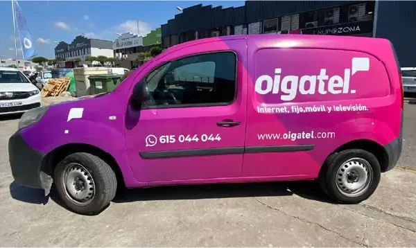 Rotulación Burriana rotulación de vehículos Oigatel color morado y rosado